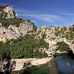 Le Rocher De Bed & Breakfast Sampzon