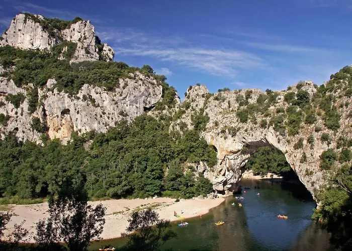 Le Rocher De Oda ve Kahvaltı Sampzon